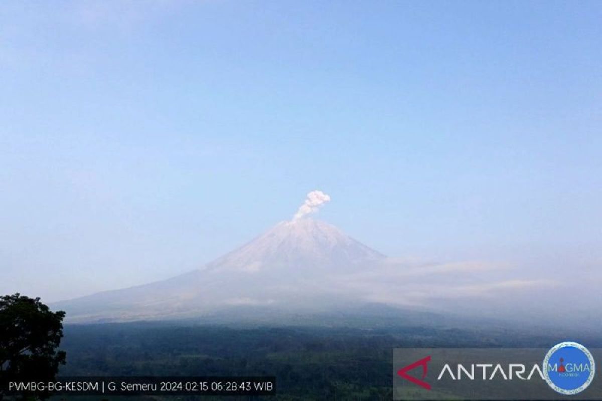 Gunung Semeru erupsi empat kali dalam sehari