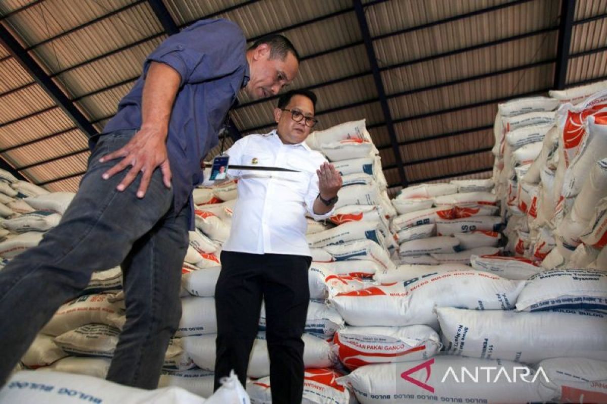Pj Gubernur Jatim pastikan pasokan beras aman 6 bulan ke depan