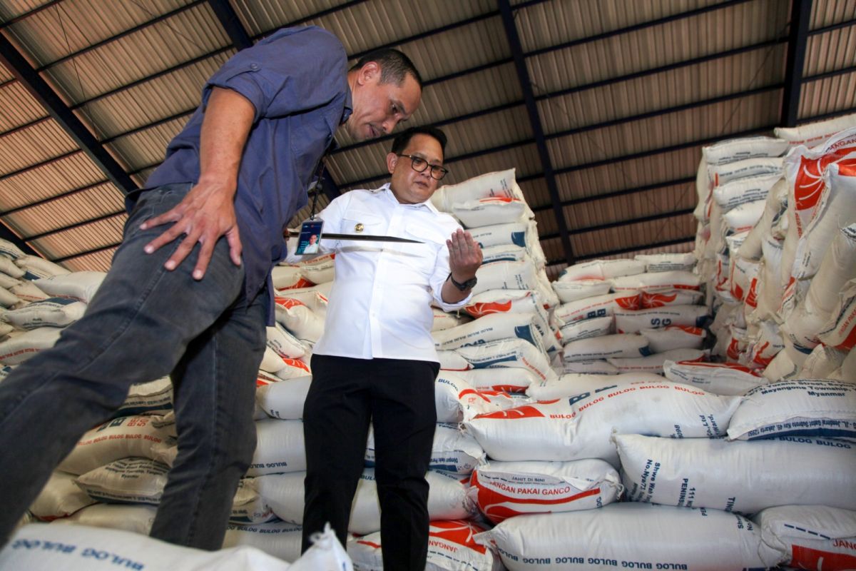Pj Gubernur Jatim pastikan pasokan beras aman