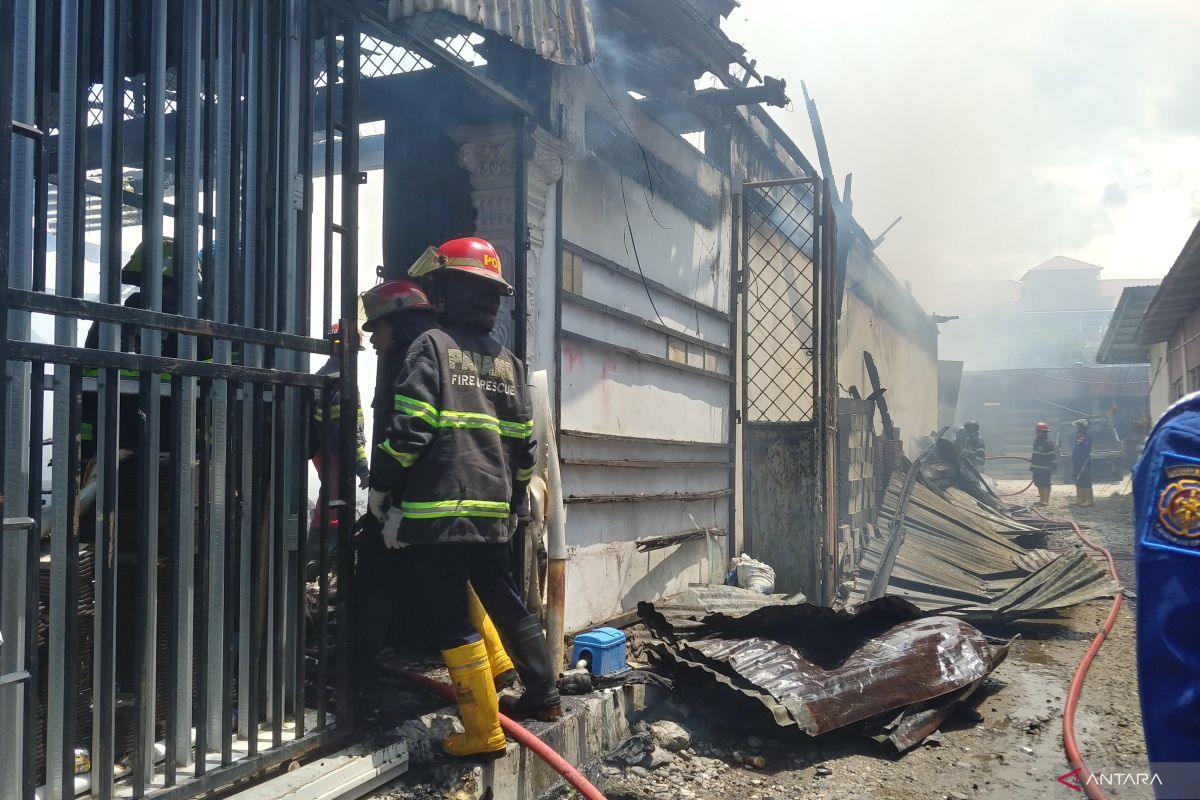 Toko bangunan di Padang ludes terbakar