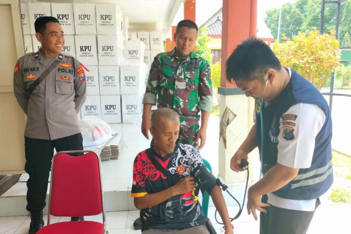 Polres Sumenep terjunkan tim medis cek kesehatan petugas penyelenggara pemilu