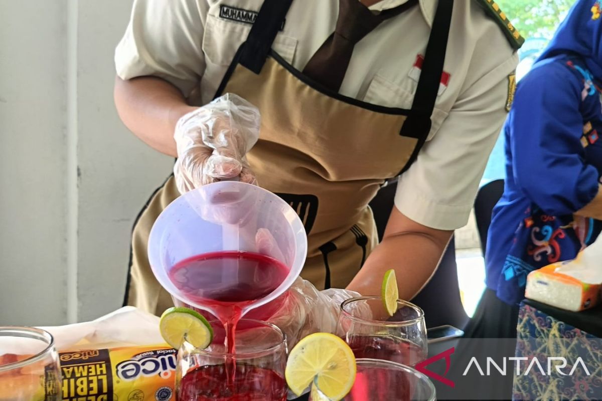 Pemerintah Kota Samarinda mengizinkan usaha kecil dan menengah setempat untuk memproduksi minuman khas