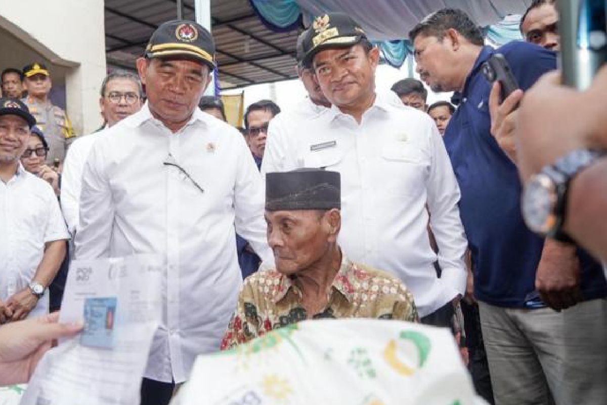 Minister Effendy distributes rice aid in N Sumatra's Medan