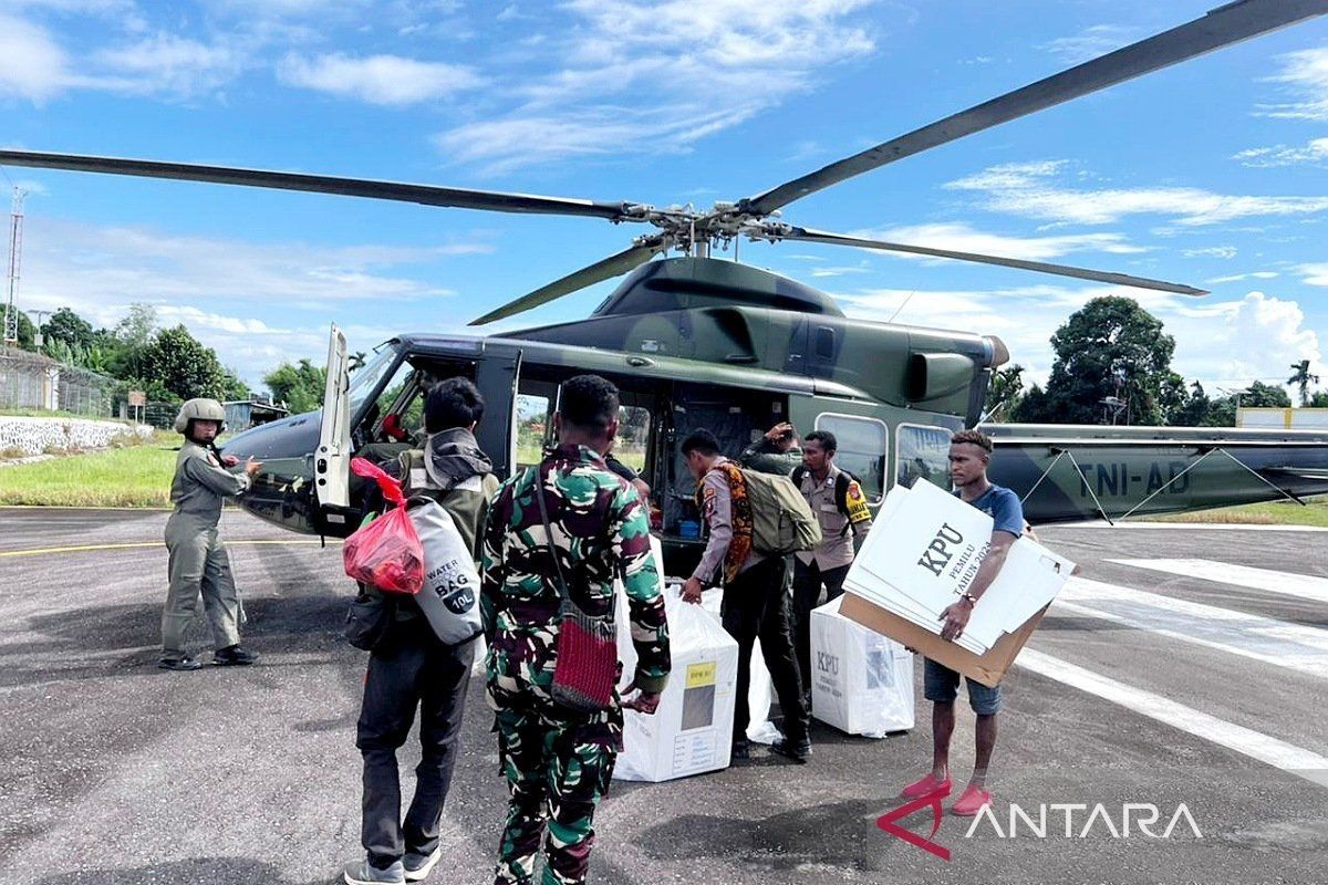 TNI kerahkan helikopter bantu tarik logistik pemilu dari TPS terisolir di Wondama-Papua