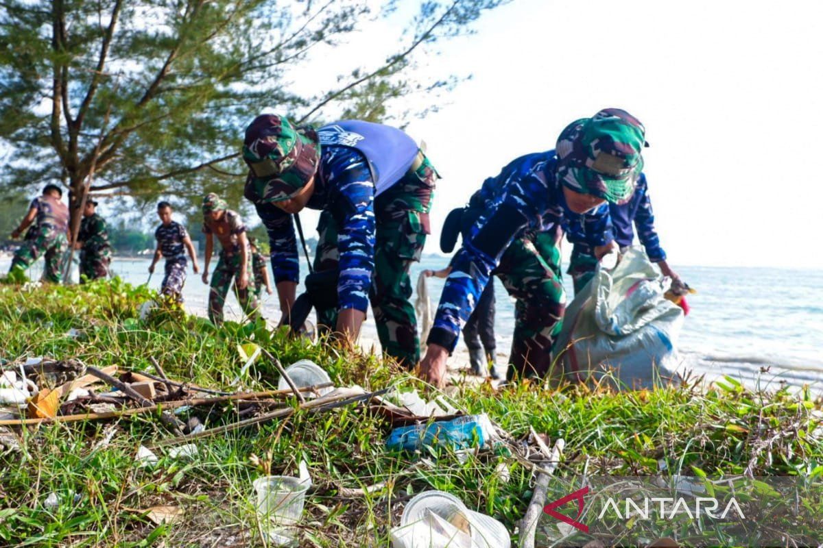 Forkopimda Natuna bersihkan sampah di pantai