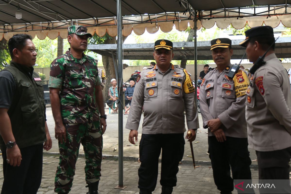 Siaga 24 jam, Polisi di Mataram amankan surat suara pemilu di kecamatan