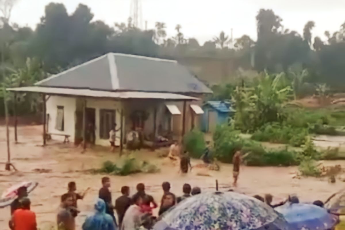 Hujan lebat, warga OKU Selatan diminta waspada banjir bandang