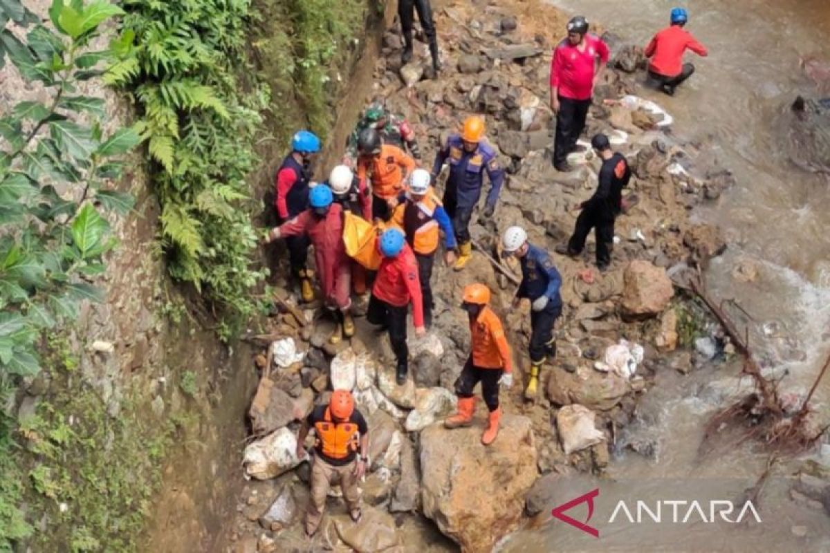 Dua korban tertimbun longsor di Muarasari Bogor meninggal
