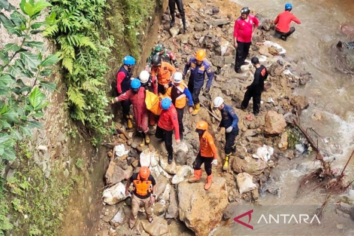 Dua korban tertimbun longsor Muarasari Bogor meninggal