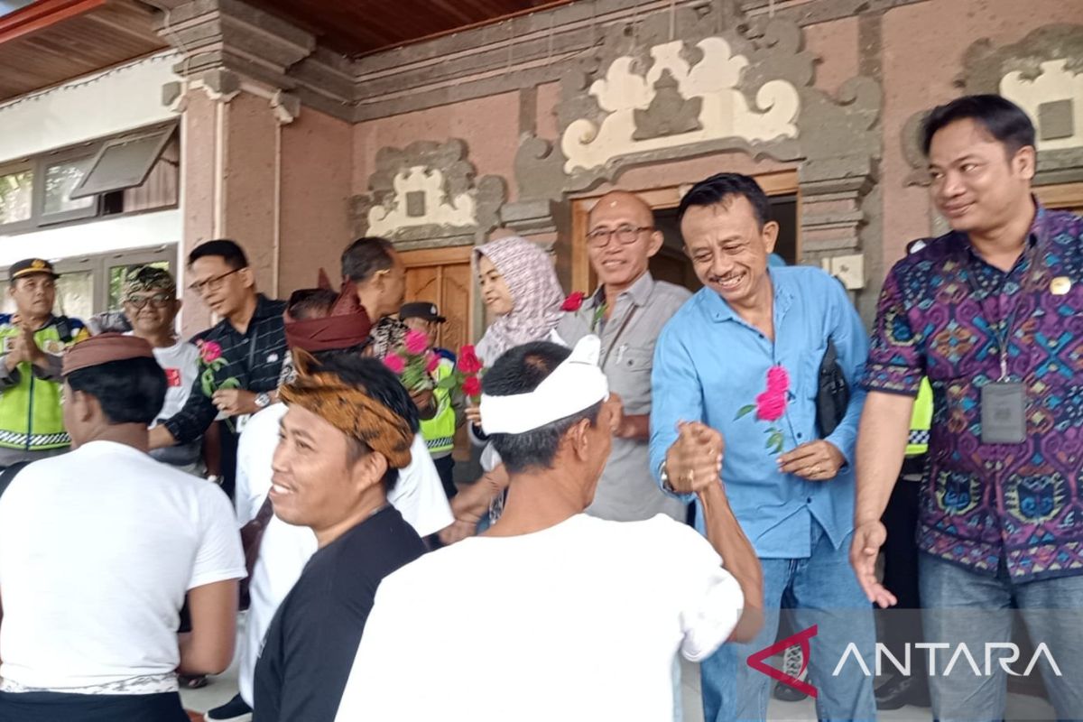 Warga beri bunga untuk dukung penyelenggara pemilu di Jembrana