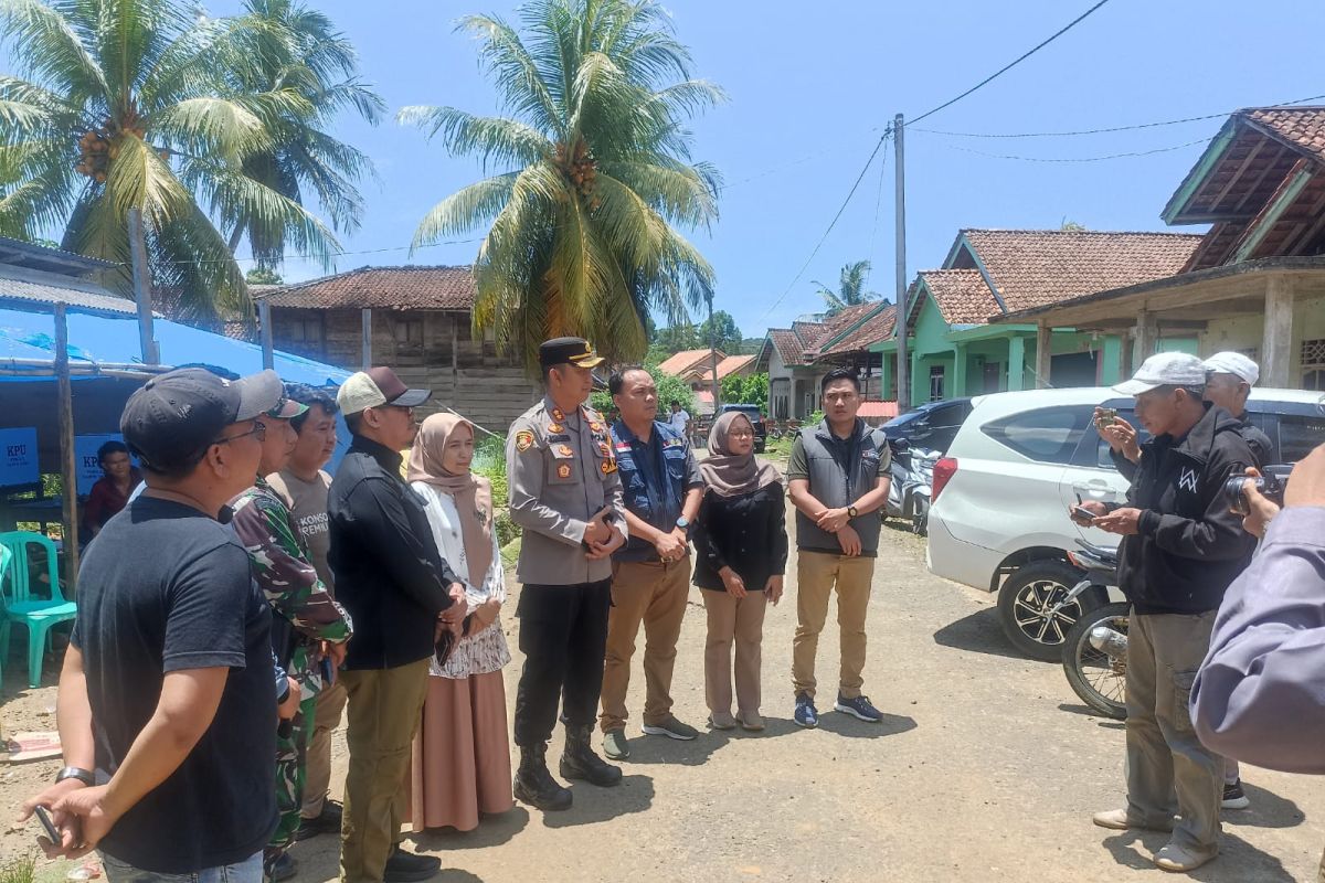 Kapolres Pesisir Barat pantau pelaksanaan PSU di TPS Pekon Tanjung Rejo Bengkunat