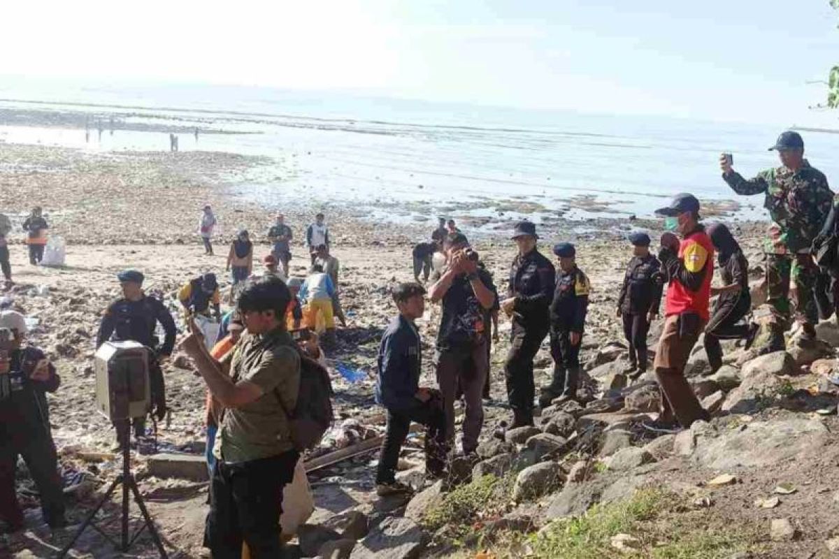TNI-Polri bersihkan sampah di Pantai Labuhan Haji Lomtim
