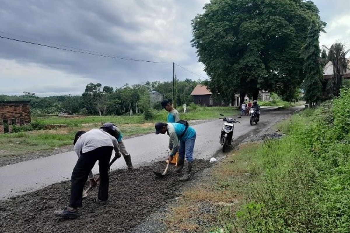 PTPN IV Regional V perbaiki jalan rusak menuju wisata religi di Kalsel