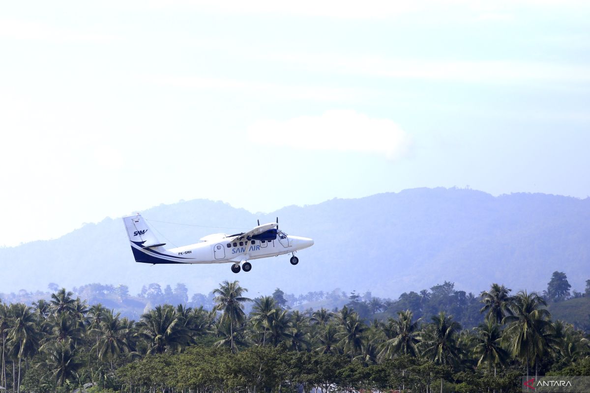 Penerbangan perintis Bandara Djalaluddin ke Pohuwato resmi beroperasi