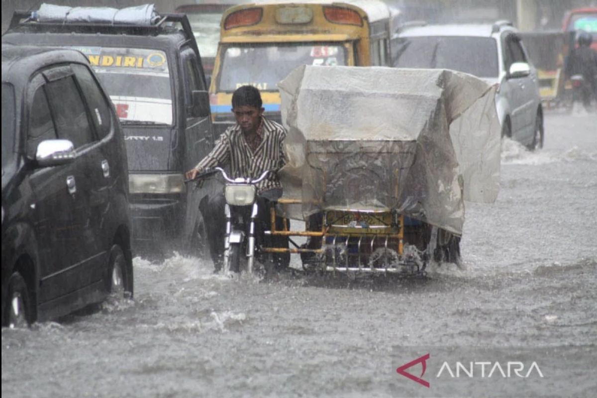 Dampak hujan lebat, sembilan provinsi di Indonesia berstatus waspada
