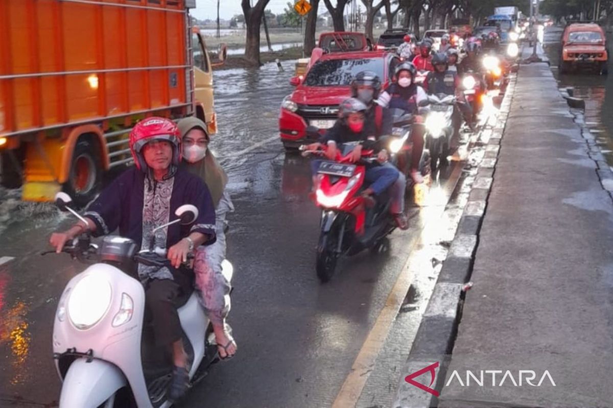 Diuji coba dibuka usai banjir surut, Jalur Pantura Demak-Kudus, Jateng