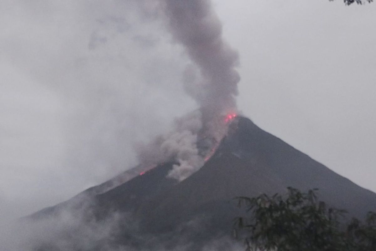 PVMBG urges residents to beware of Mount Karangetang's hot clouds