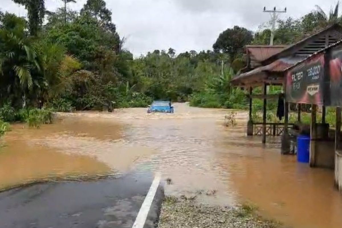 Banjir rendam jalan nasional perbatasan Indonesia-Malaysia