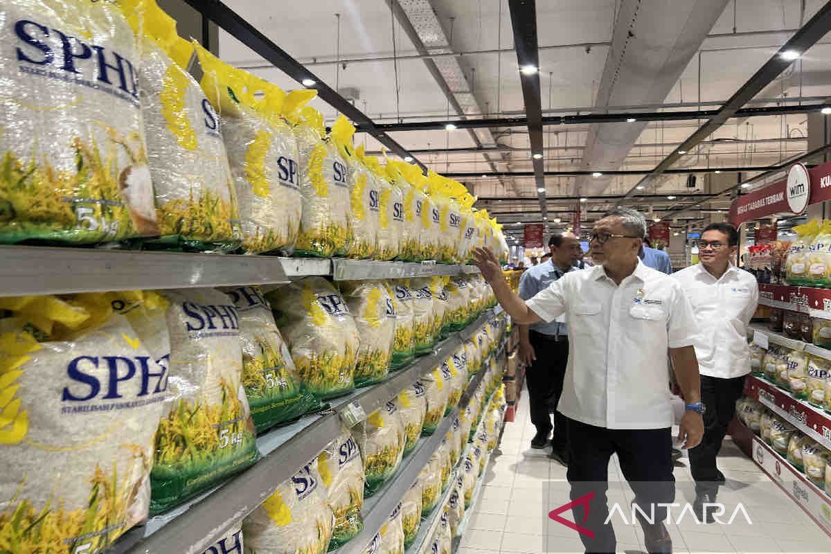 Minister checks rice stocks at modern market for stable prices