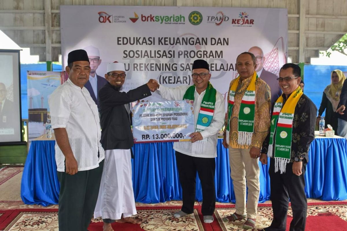 BRK Syariah dan OJK Riau sosialisasi program Kejar dan salurkan bantuan di Ponpes di Meranti