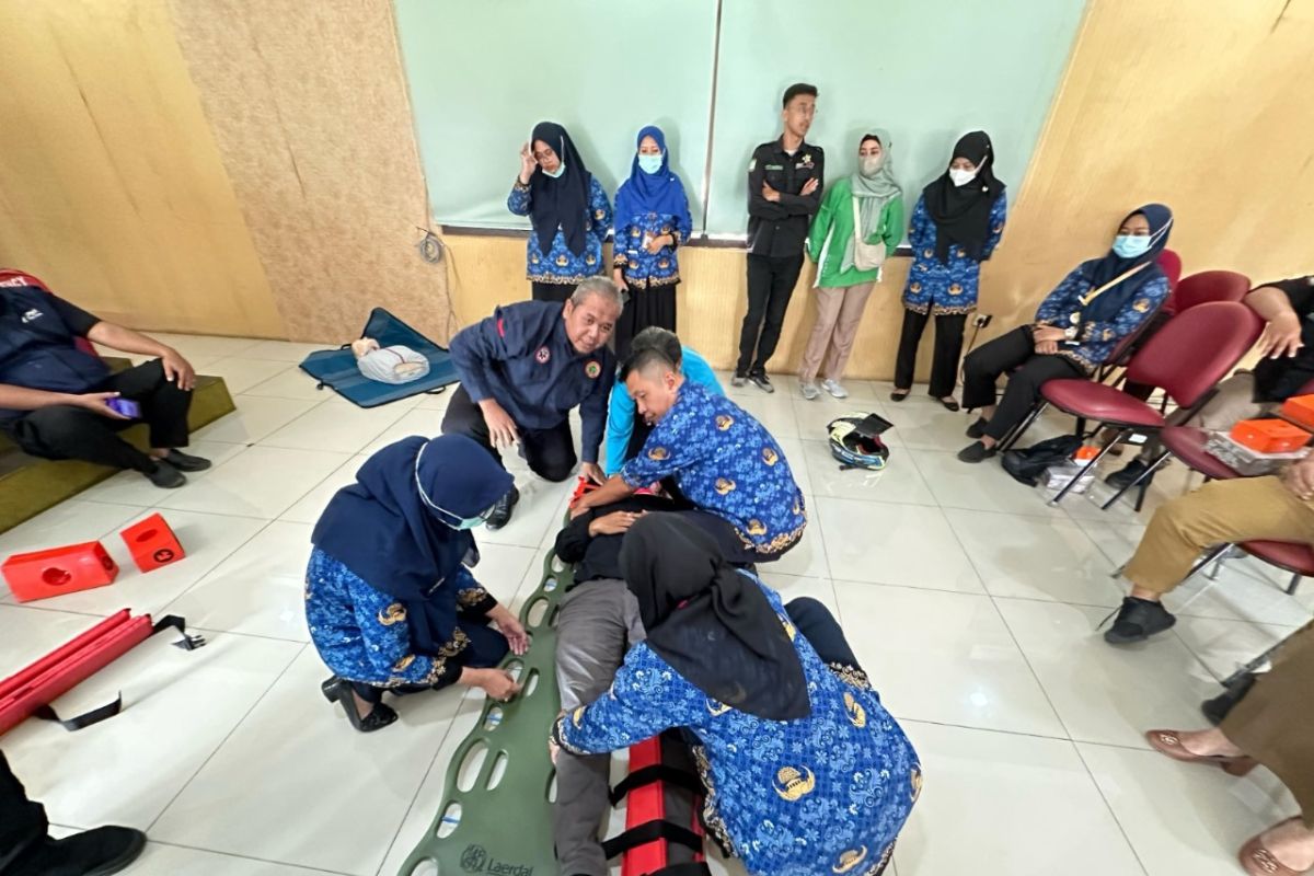 Petugas ambulans Tangerang dilatih tangani pertolongan korban henti jantung
