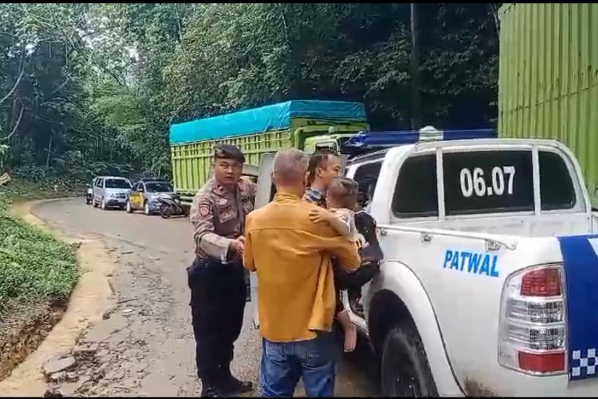 Polisi evakuasi ibu hamil terjebak macet akibat longsor Lampung Barat