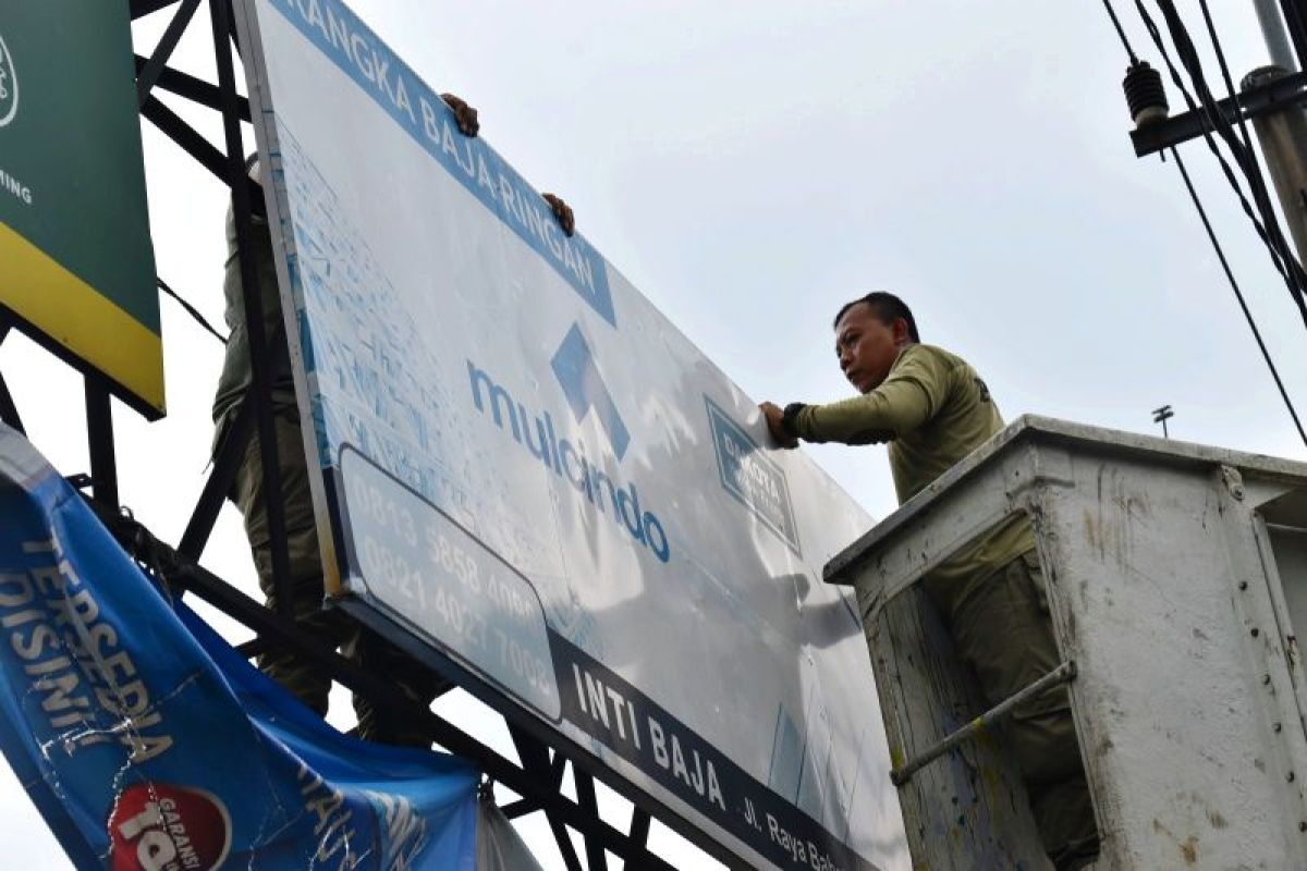 Pemkot Surabaya lakukan penertiban reklame tak berizin