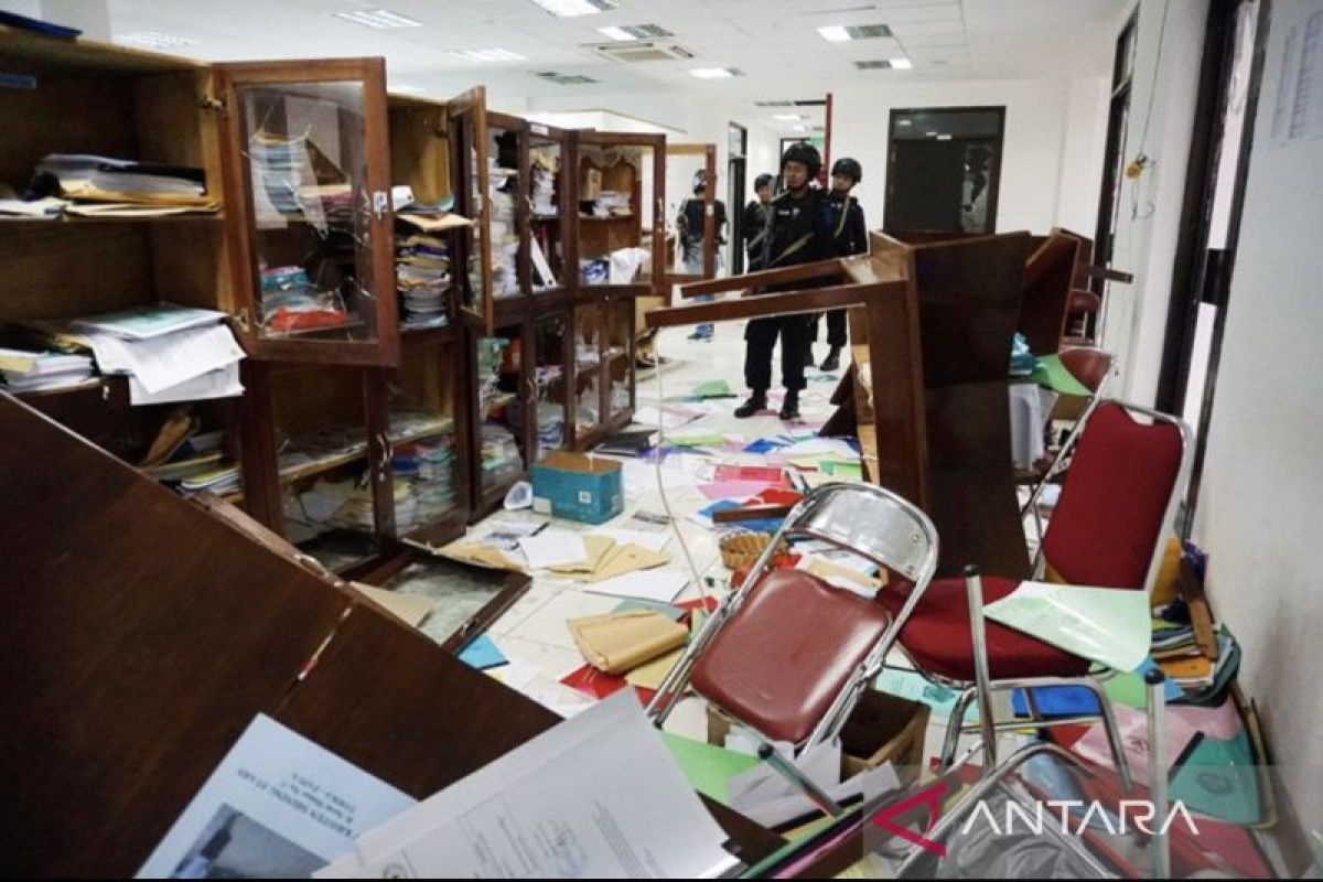Satgas Linmas di Nagan Raya 'ngamuk' dan rusak meja kantor camat, diduga terkait uang honor