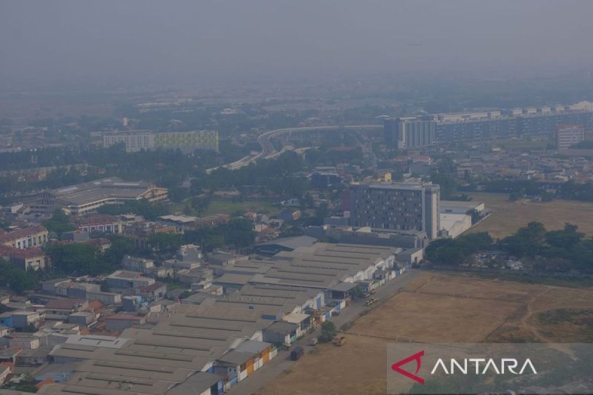 Kualitas udara DKI Jakarta berdasarkan data IQAir masuk kategori tidak sehat di Minggu pagi