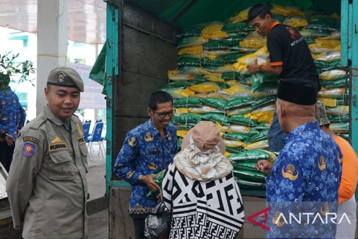 Pemkab Sukabumi gelar operasi pasar murah beras tekan angka inflasi