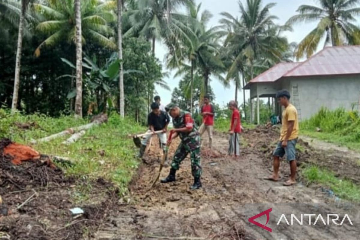 TNI  bersama warga bangun jalan Desa Mageswaen di Buru Selatan