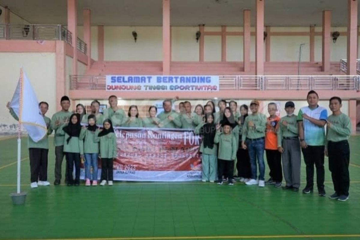 Bupati Sanggau lepas atlet penggiat KORMI yang akan berlaga di Jawa Barat