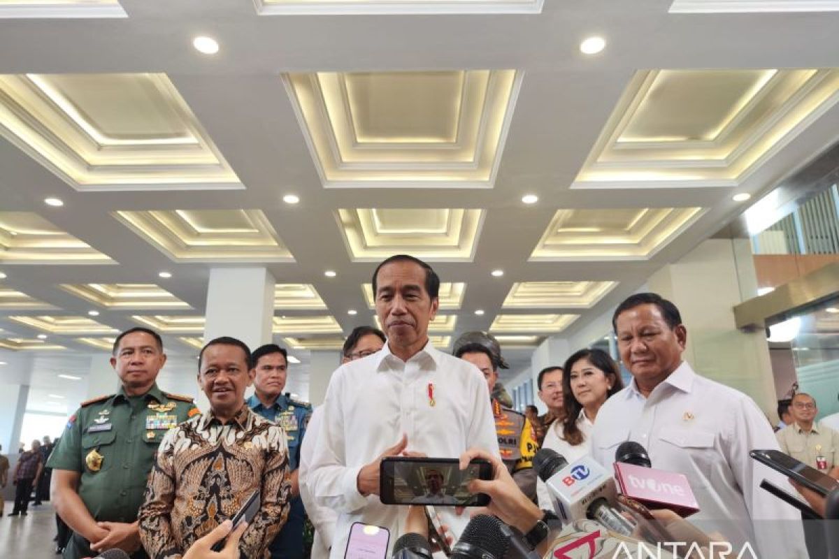 Presiden Jokowi sebut pertemuan dengan Surya Paloh untuk jadi "jembatan"