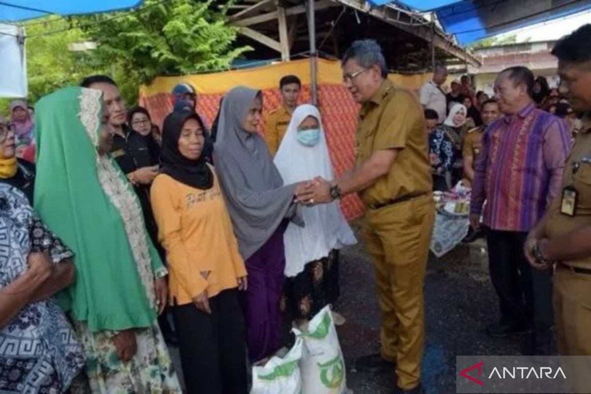 Pemkot Kendari salurkan beras bantuan pangan tahap kedua di 11 Kecamatan