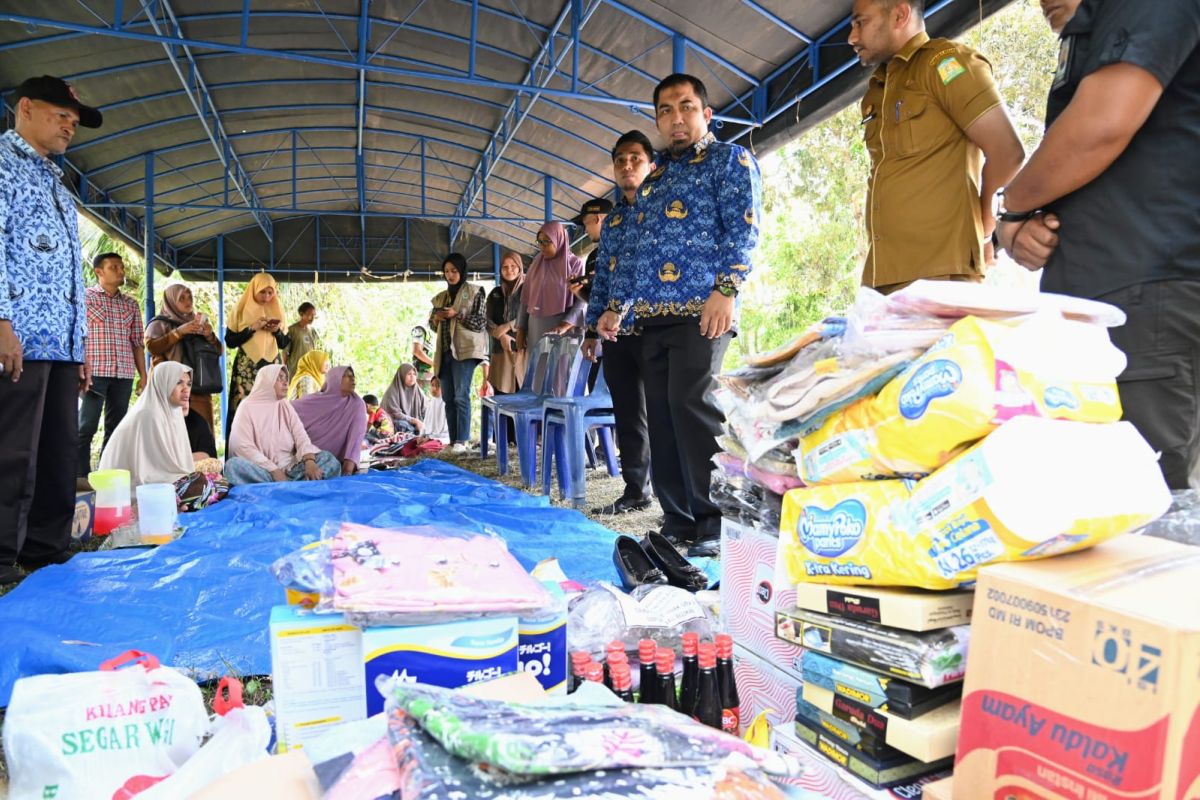 Pemkab Aceh Besar salurkan bantuan korban kebakaran