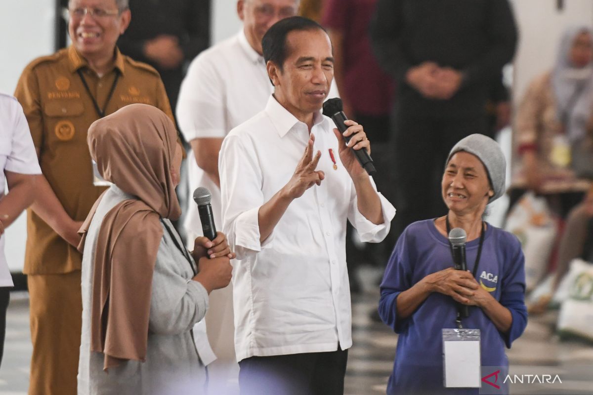 Jokowi terlihat kaget serta bingung dengan makanan cireng dan seblak