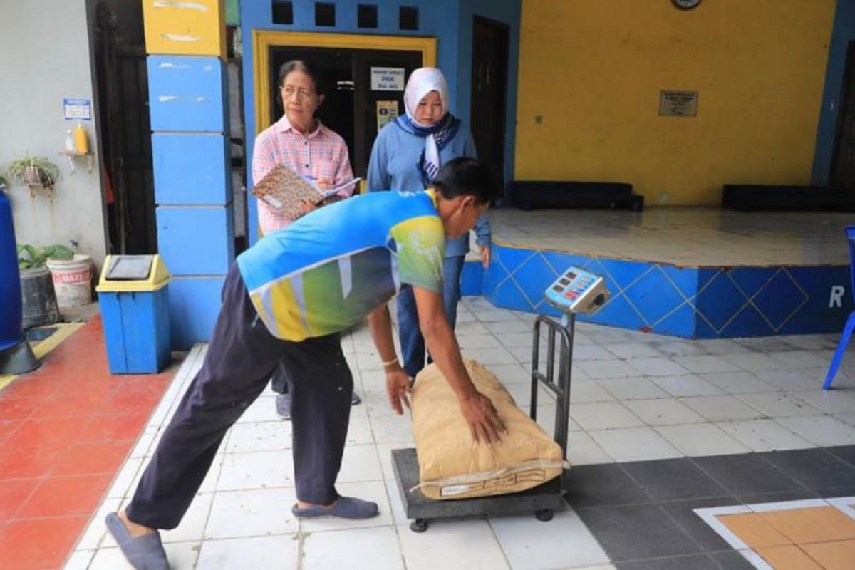 DLH Kota Tangerang ajak warga membuat bank sampah untuk kurangi pembuangan ke TPA