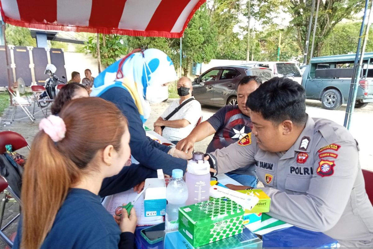 Petugas kesehatan periksa penyelenggara ad hoc di Palangka Raya