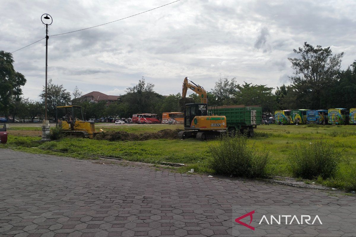 Pedagang di dalam Alun-alun Keraton ditertibkan