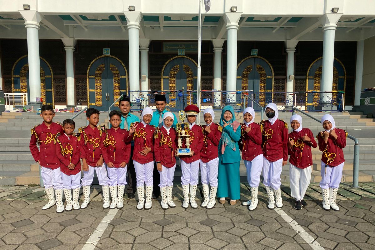 MI Masjid Al-Akbar Surabaya raih juara 2 lomba paskibraka se-Jatim