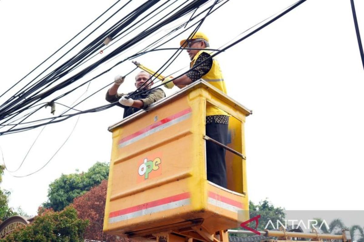 Petugas Bina Marga tertibkan kabel udara di Pulogadung