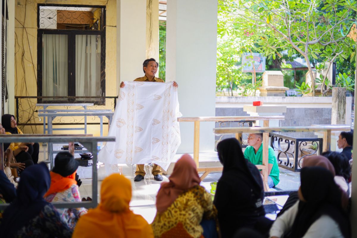 Dekranasda Mataram berikan pelatihan membatik untuk warga setempat