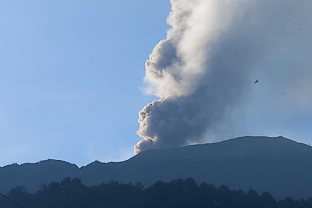 Gunung Marapi erupsi dengan ketinggian abu 900 meter