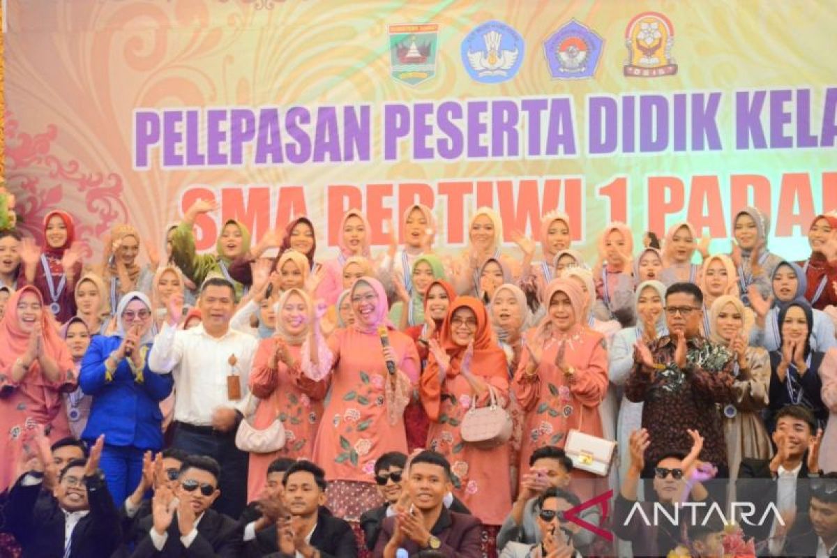 Lepas 230 Murid Kelas XII SMA I Pertiwi Padang, Ny. Genny Hendri Septa: Raihlah Cita-cita Setinggi-tingginya!