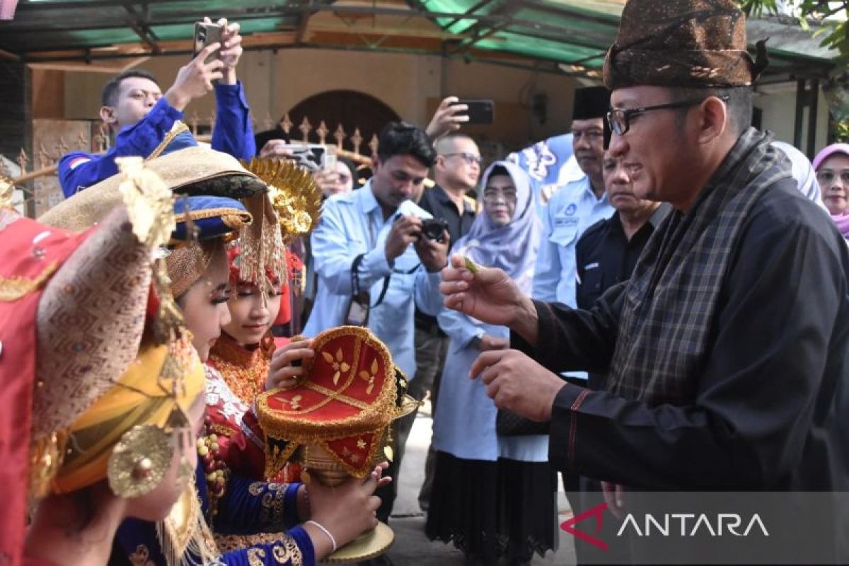 SDN 2 Lubuk Buaya Mulok Keminangkabauan, Hendri Septa : Lestarikanlah Budaya Sendiri