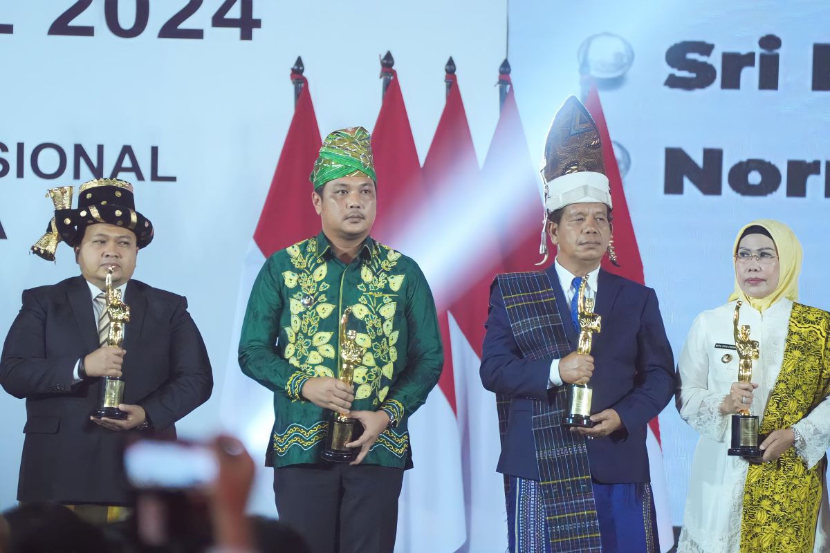 Presiden Jokowi serahkan penghargaan PWI kepada Wali Kota Banjarbaru