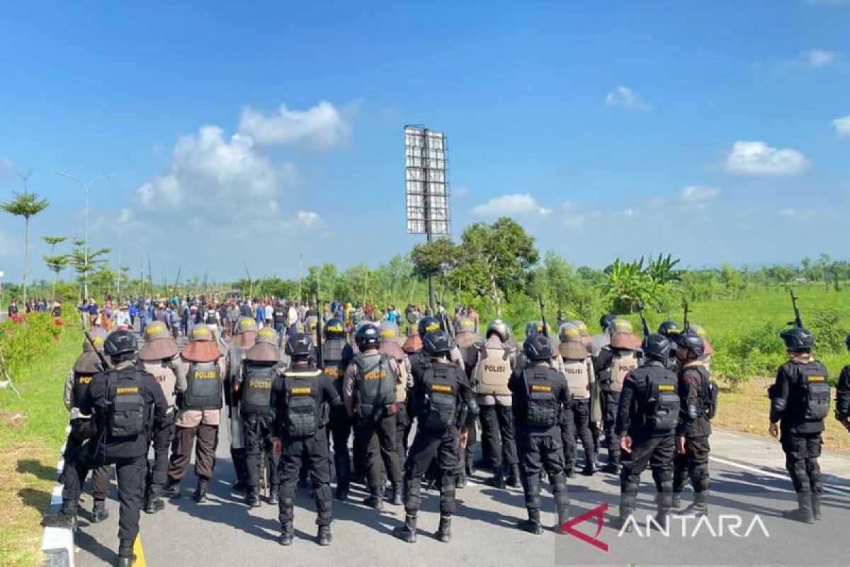 Polisi menghalau warga yang akan saling serang di Lombok Tengah