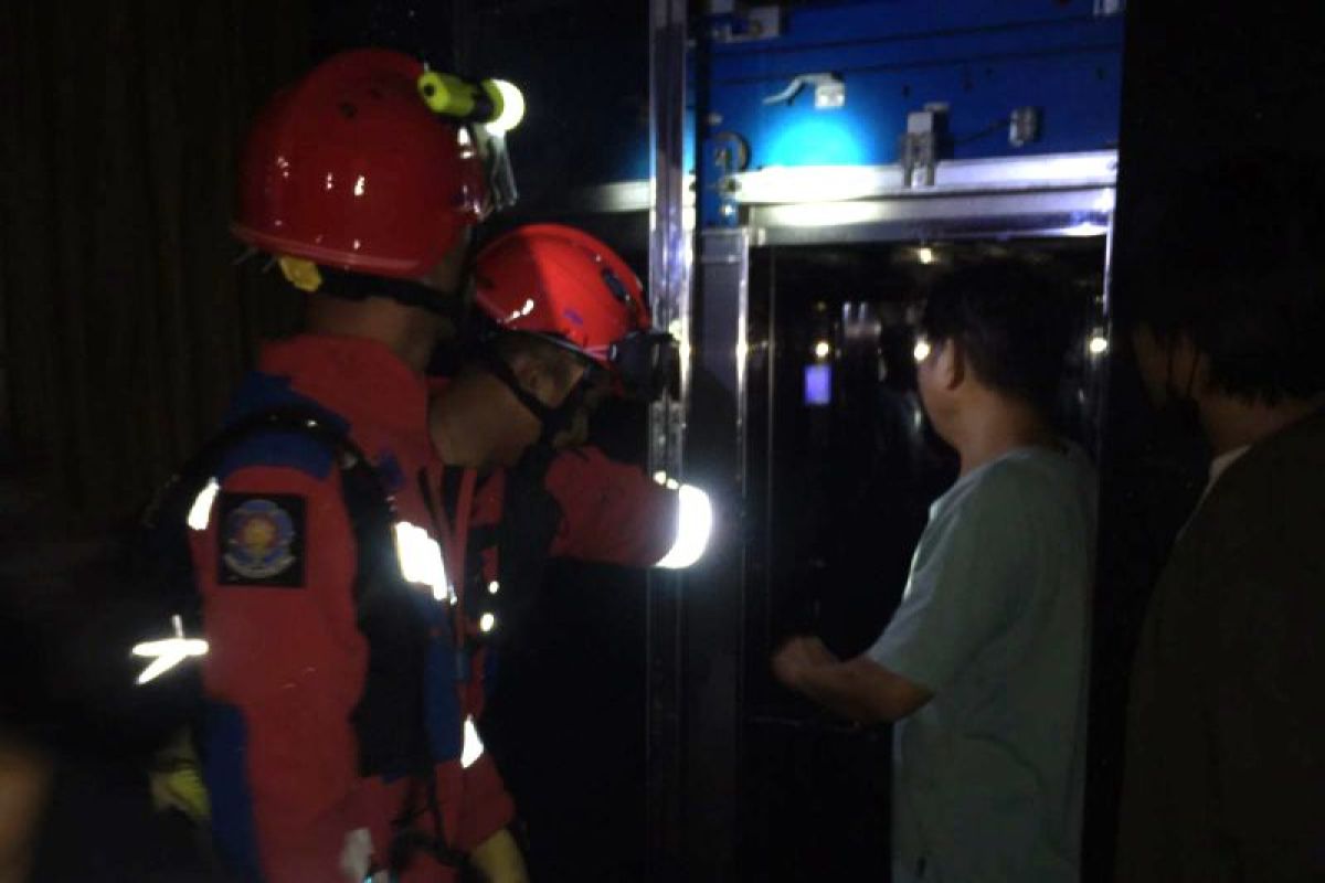 Enam warga yang terjebak di dalam lift diselamatkan petugas Gulkarmat