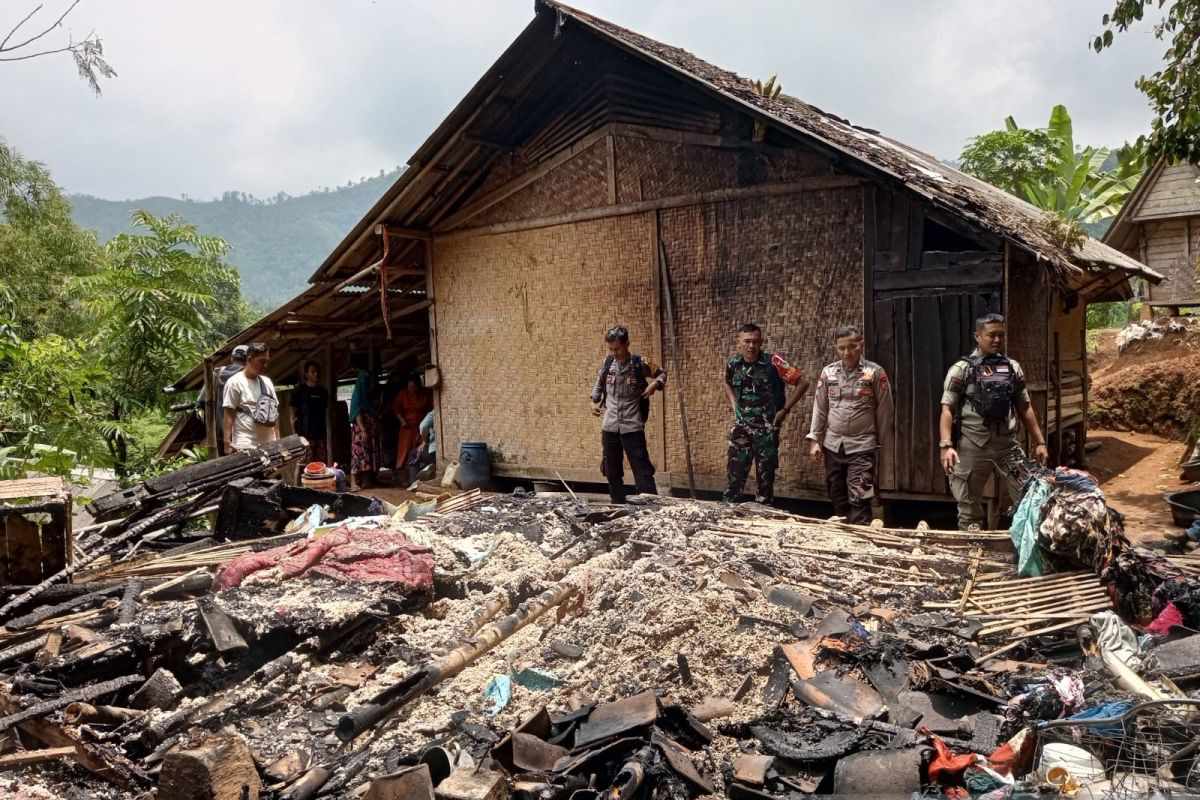 Seorang pria lansia di Kampung Gunungsari nyaris tewas terbakar di dalam rumahnya