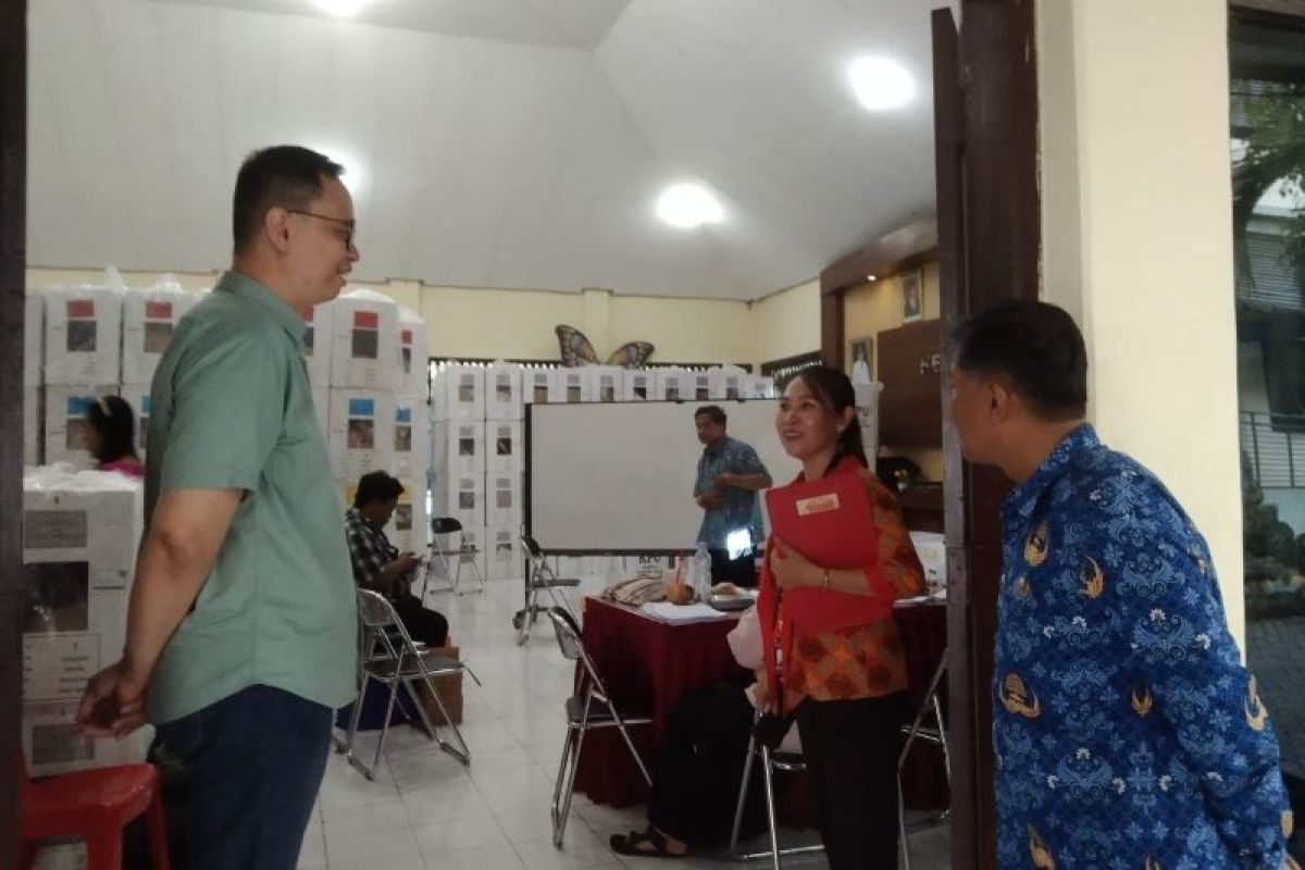 Anggota Komisi A DPRD Surabaya keliling kecamatan pantau jalannya perhitungan suara